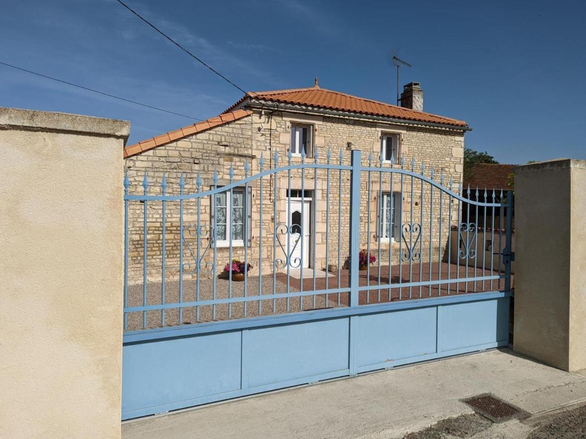 Gîte Puyréaux, 3 pièces, 4 personnes - FR-1-653-98 Extérieur photo